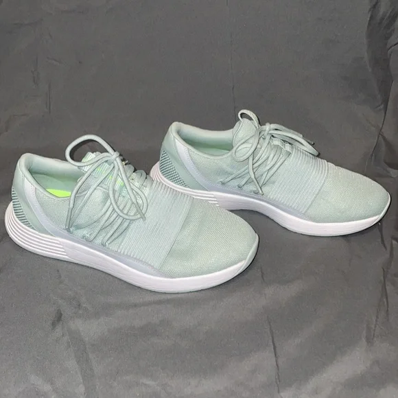 Size 9 Women’s Green Under Armour Athletic Shoes - Picture 2 of 9